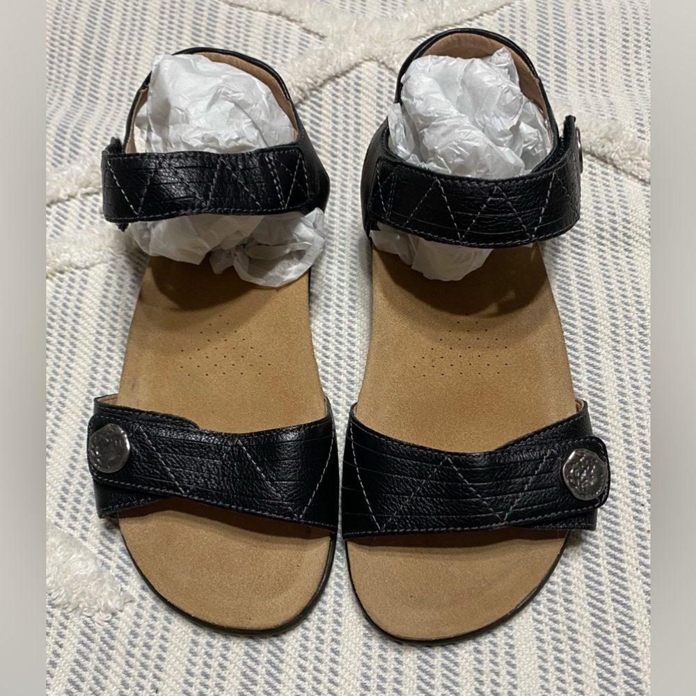 Women’s almost new Taos sandals, size 8